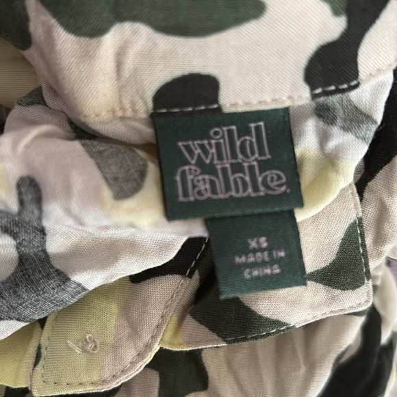 *NEW! CAMOUFLAGE BUTTON DOWN HIGH LOW COLLARED SHORT SLEEVE TOP SIZE XS - Picture 9 of 10